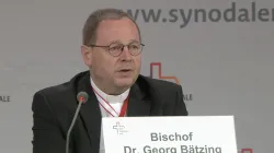 Der Vorsitzende der deutschen Bischofskonferenz, Bischof Georg Bätzing, bei der zweiten Synodalversammlung zum "Synodalen Weg" am 30. September 2021 in Frankfurt Main am Main. / Screenshot Livestream "Synodaler Weg"