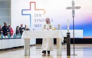 Bischof Georg Bätzing feiert bei der 2. Synodalversammlung in Frankfurt am Main am 1. Oktober 2021 die heilige Messe in der Synodenaula. / Synodaler Weg / Maximilian von Lachne