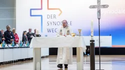 Bischof Georg Bätzing feiert bei der 2. Synodalversammlung in Frankfurt am Main am 1. Oktober 2021 die heilige Messe in der Synodenaula. / Synodaler Weg / Maximilian von Lachne