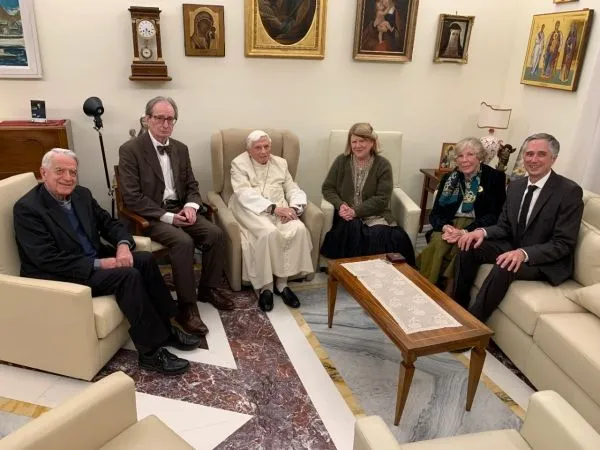 Benedikt XVI. mit (von links) Pater Lombardi, Ludger Schwienhorst-Schönberger, Tracey Rowland, Hanna-Barbara Gerl-Falkovitz und Jean-Luc Marion.