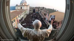 Castelgandolfo am 28. Februar 2013: Papst Benedikt XVI. verabschiedet sich von den versammelten Gläubigen. / L'Osservatore Romano