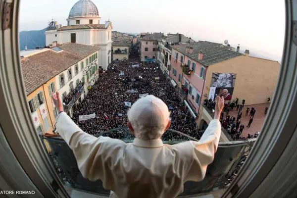 Castelgandolfo am 28. Februar 2013: Papst Benedikt XVI. verabschiedet sich von den versammelten Gläubigen. / L'Osservatore Romano