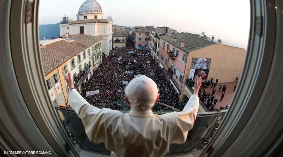 Castelgandolfo am 28. Februar 2013: Papst Benedikt XVI. verabschiedet sich von den versammelten Gläubigen.