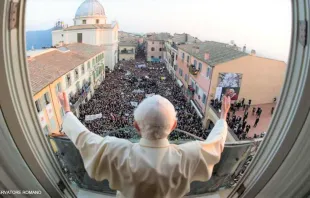 Castelgandolfo am 28. Februar 2013: Papst Benedikt XVI. verabschiedet sich von den versammelten Gläubigen. / Osservatore Romano (LOR)