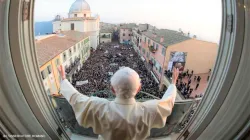 Castelgandolfo am 28. Februar 2013: Papst Benedikt XVI. verabschiedet sich von den versammelten Gläubigen. / Osservatore Romano (LOR)