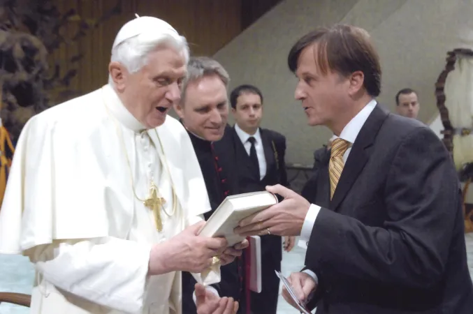 Martin Rothweiler übergibt Papst Benedikt XVI. das Buch über Mutter Angelica am 30. Dezember 2009; in der Mitte Erzbischof Georg Gänswein.