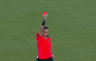 Beim Fußballspiel zwischen den Boca Juniors und Benfica Lissabon im Rahmen der FIFA-Klub-Weltmeisterschaft 2025 in Miami zeigte der mexikanische Schiedsrichter César Arturo Ramos versehentlich zusammen mit einer roten Karte ein Andachtsbild der heiligen Jungfrau von Guadalupe. / Screenshot von YouTube