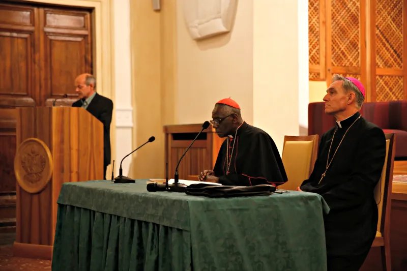 Bernhard Müller mit Kardinal Robert Sarah und Erzbischof Georg Gänswein bei der Buchvorstellung von "Die Kraft der Stille" am 24. Mai 2017 in Rom.
