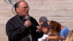 Bischof Bertram Meier beim Weltjugendtag in Lissabon / screenshot / YouTube / radio horeb