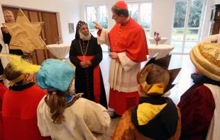 Kardinäle Cleemis Thottunkal und Woelki mit Sternsingern am 6. Januar 2019 im Erzbischöflichen Haus in Köln. / Boecker / Erzbistum Köln