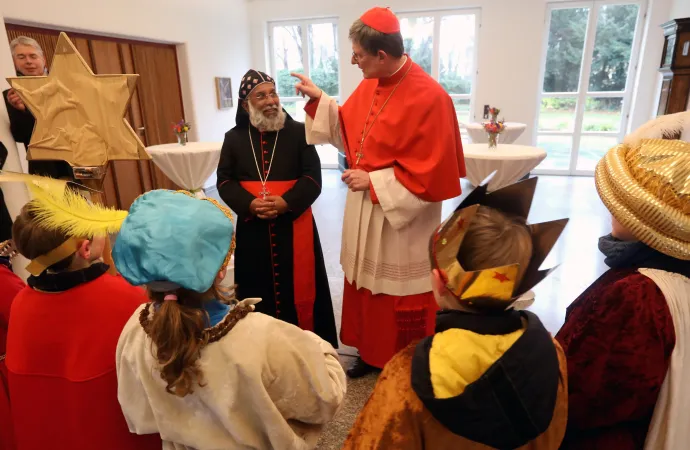 Kardinäle Cleemis Thottunkal und Woelki mit Sternsingern am 6. Januar 2019 im Erzbischöflichen Haus in Köln.