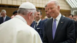 Papst Franziskus begrüßt den damaligen US-Vizepräsidenten Joe Biden im Vatikan, 29. April 2016 
 / Vatican Media