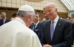 Papst Franziskus begrüßt den damaligen US-Vizepräsidenten Joe Biden im Vatikan, 29. April 2016 
 / Vatican Media