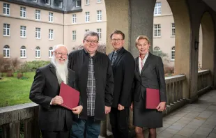 Nach der Unterzeichnung Übernahmevertrags. Von rechts: Martina Köppen (Geschäftsführerin gGmbH "Kölner Hochschule für Katholische Theologie - St. Augustin"), Christoph Ohly (kommissarischer Rektor), Provinzialoberer Pater Martin Üffing SVD, Provinzialökonom Pater Konrad Liebscher SVD. / Erzbistum Köln