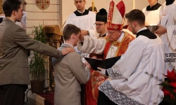 Weihbischof Matthias König bei der Firmspendung / Heiko Appelbaum / Erzbistum Paderborn
