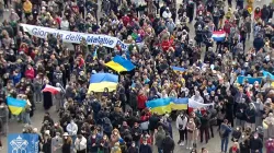 Ukrainische Flaggen auf dem Petersplatz beim Angelus-Gebet des Papstes am 27. Februar 2022. / Vatican Medie / Screenshot Youtube