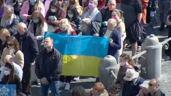 Pilger mit Ukraine-Flagge beim Angelusgebet auf dem Petersplatz. / Vatican Media / Screenshot Youtube