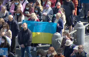 Pilger mit Ukraine-Flagge beim Angelusgebet auf dem Petersplatz. / Vatican Media / Screenshot Youtube