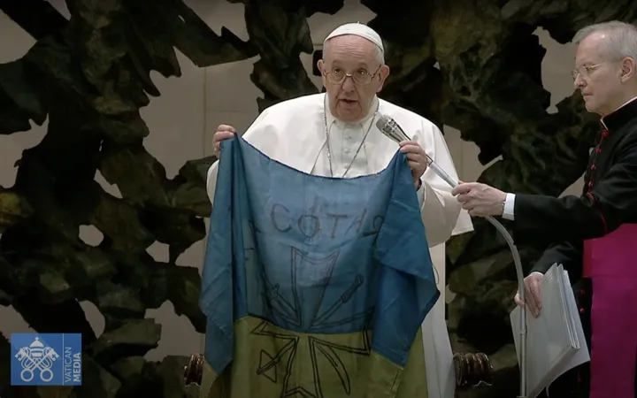 Papst Franziskus zeigt eine ukrainische Flagge während der Generalaudienz am 6. April 2022.