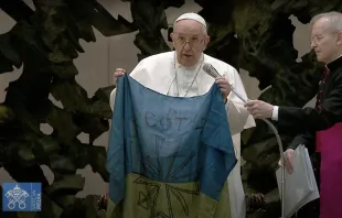 Papst Franziskus zeigt eine ukrainische Flagge während der Generalaudienz am 6. April 2022. / Vatican Media / Screenshot Youtube