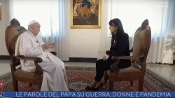 Papst Franziskus im Gespräch mit der italienischen Journalistin Lorena Bianchetti am Karfreitag, dem 15. April 2022. / Rai1 / Screenshot Youtube