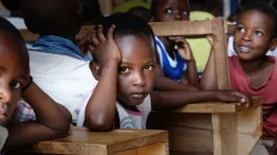 Schulklasse in Afrika (Referenzbild) / Bill Wegener / Unsplas (CC0) 