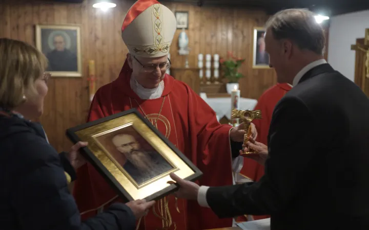 Bischof Andrzej Siemieniewski überreicht dem Programmdirektor von EWTN Deutschland, Martin Rothweiler, eine Reliquie und eine Ikone des heiligen Maximilian Kolbe.