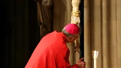 Bischof Rudolf Voderholzer küsst das Kreuz: Karfreitag im Hohen Dom zu Regensburg, 1. April 2021  / Jakob Schötz