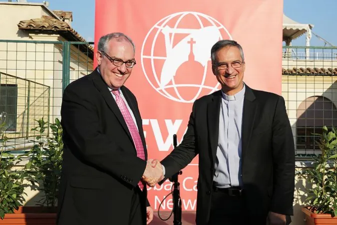 Mike Warsaw und Monsignore Dario Viganò feiern die Eröffnung der neuen EWTN-Redaktion in Rom am 29. September 2016.