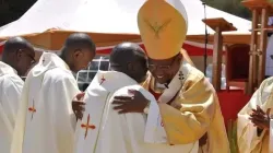 Pfarrer Michael Mithamo King'ori umarmt Erzbischof Anthony Muheria bei der Weihe am 14. Januar. / Erzbistum Nyeri