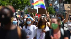 Demonstranten marschieren während eines "Black Trans Lives Matter"-Marsches gegen Polizeibrutalität am 17. Juni 2020 im Stadtbezirk Brooklyn von New York City. / Angela Weiss / AFP via Getty Images