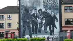 Ein Wandgemälde in Derry zeigt den damaligen Pfarrer Daly mit einer Gruppe, die ein Opfer am Bloody Sunday, dem 30. Januar 1972, birgt. / murielle29 via Flickr (CC BY-SA 2.0).