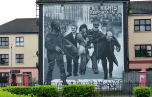 Ein Wandgemälde in Derry zeigt den damaligen Pfarrer Daly mit einer Gruppe, die ein Opfer am Bloody Sunday, dem 30. Januar 1972, birgt. / murielle29 via Flickr (CC BY-SA 2.0).