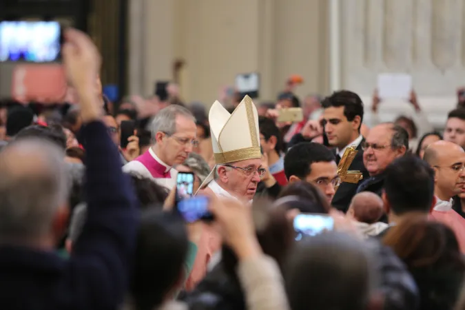 Im Mittelpunkt der Aufmerksamkeit: Der Papst beim Einzug in die Lateranbasilika am Sonntag, 13. Dezember 2015