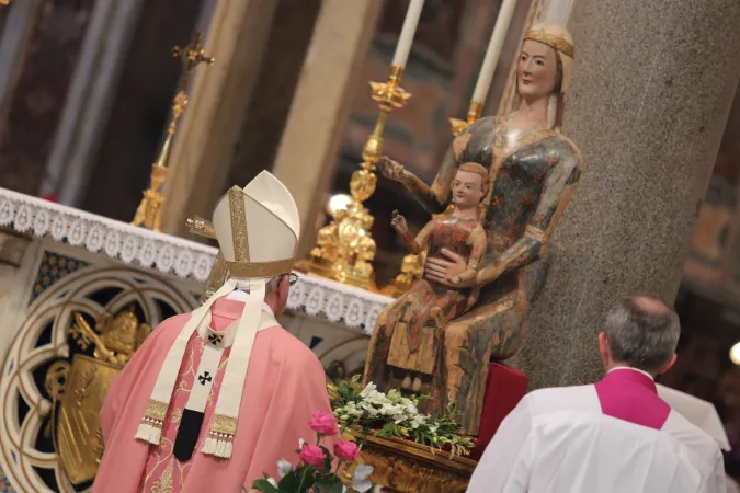 Im fröhlichen Laetare-Gewand betete der Papst vor der Muttergottes in der Lateran-Basilika