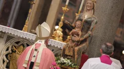 Im fröhlichen Laetare-Gewand betete der Papst vor der Muttergottes in der Lateran-Basilika / CNA/Daniel Ibanez