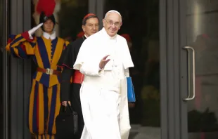 Von wegen "High Noon" oder "Show Down" – Papst Franziskus lacht und grüßt beim Verlassen der Synodenaula am 9. Oktober 2015 / CNA/Daniel Ibanez