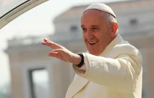 Papst Franziskus begrüßt Pilger bei der Generalaudienz auf dem Petersplatz am 16. März 2016. / CNA/Daniel Ibanez