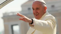 Papst Franziskus begrüßt Pilger bei der Generalaudienz auf dem Petersplatz am 16. März 2016. / CNA/Daniel Ibanez