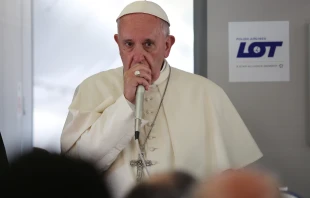 Papst Franziskus spricht mit Journalisten auf dem Rückflug vom Weltjugendtag in Krakau am 31. Juli 2016. / CNA/Alan Holdren