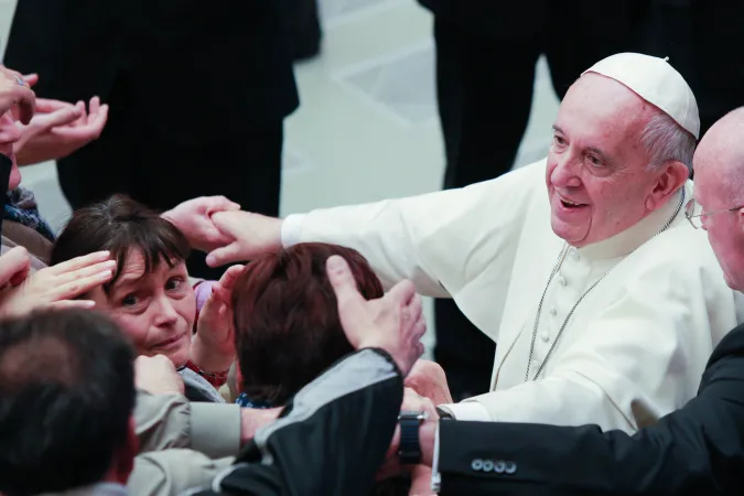 Papst Franziskus begrüßt Gläubige bei der Generalaudienz am 23. November 2016.