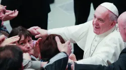 Papst Franziskus begrüßt Gläubige bei der Generalaudienz am 23. November 2016. / CNA/Lucia Ballester