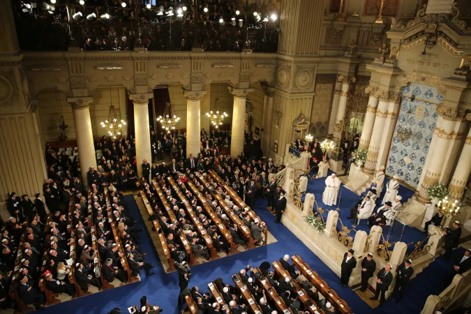 Die vollbesetzte Synagoge beim Besuch von Papst Franziskus am 17. Januar 2016