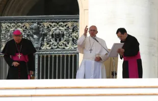 Papst Franziskus bei der Generalaudienz am 16. Mail 2016 auf dem Petersplatz. Links im Bild der Präfekt des Päpstlichen Hauses, Erzbischof Georg Gänswein. / CNA/Daniel Ibanez