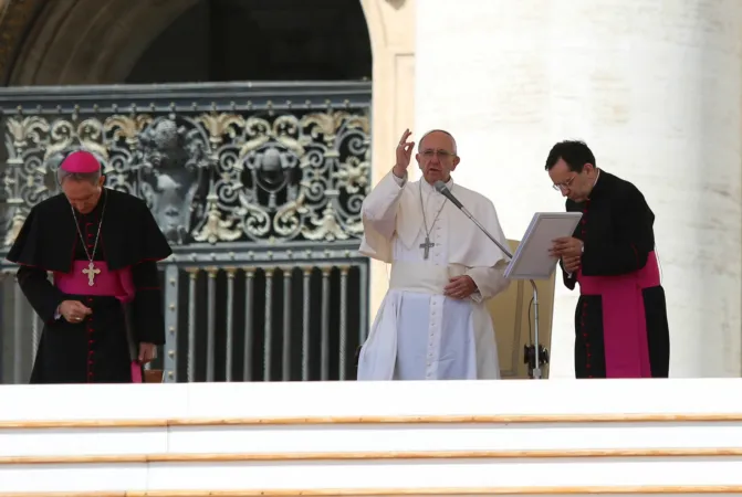 Papst Franziskus bei der Generalaudienz am 16. Mail 2016 auf dem Petersplatz. Links im Bild der Präfekt des Päpstlichen Hauses, Erzbischof Georg Gänswein.