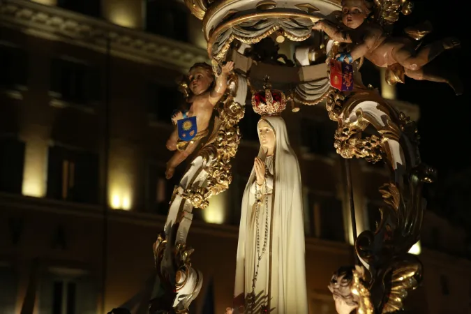 Auf Schultern getragen: Eine Statue der Muttergottes bei der Lichterprozession am  8. Dezember 2016.