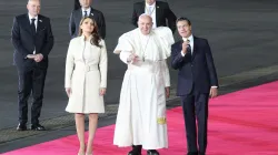 Papst Franziskus wurde von Präsident Enrique Peña Nieto und seiner Frau, der "Primera Dama de México", Angélica Rivera, am Flughafen empfangen. / CNA/Alan Holdren