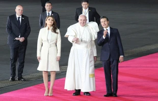 Papst Franziskus wurde von Präsident Enrique Peña Nieto und seiner Frau, der "Primera Dama de México", Angélica Rivera, am Flughafen empfangen. / CNA/Alan Holdren