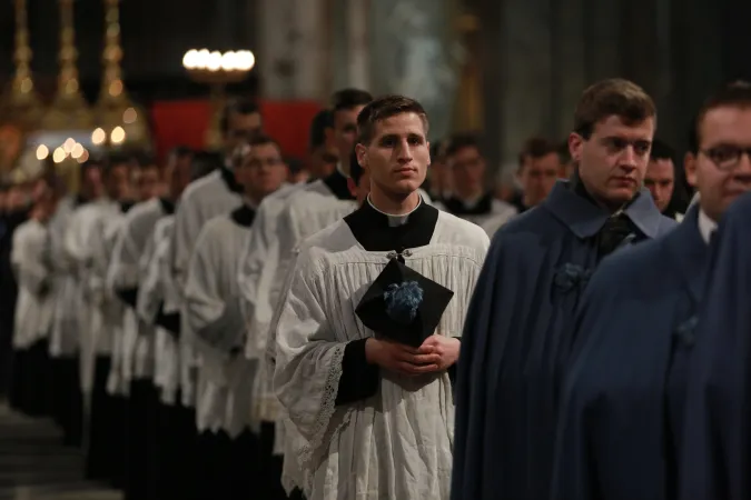Priester beim Eucharistischen Segen mit Erzbischof Gänswein am 8. Dezember 2016.