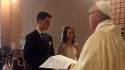 Papst Franziskus traut einen Schweizergardisten und seine brasilianische Braut / Instagram - Pater Omar Reposo
